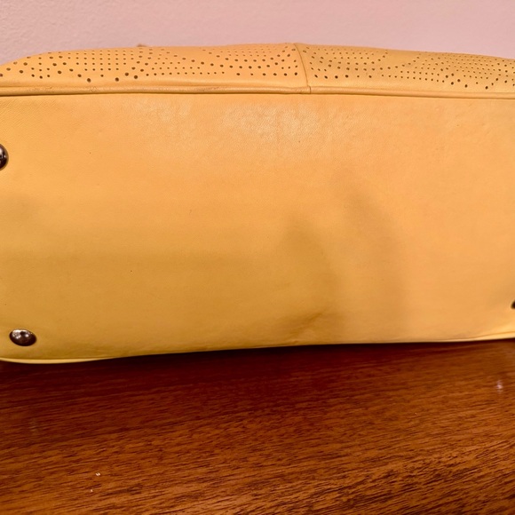 Vintage yellow signature C perforated leather design - Picture 4 of 8
